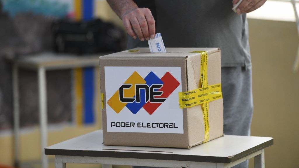 Unha persoa exerce o seu dereito a voto nas eleccións do pasado domingo en Venezuela (Foto: Europa Press / Contacto / Marcos Salgado).