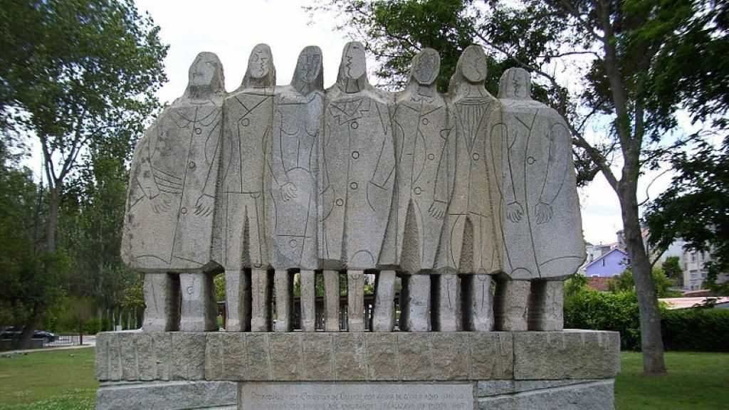 Monumento aos emigrantes en Oleiros, na comarca da Coruña (Foto: Vilachan).