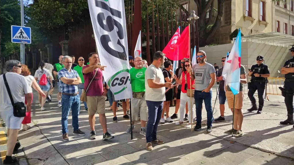 Mobilización, onte, diante do Parlamento galego (Foto: Nós Diario).