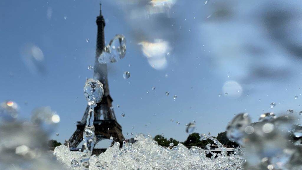 A Torre Eiffel vista esta terza feira desde as augas do río Sena. (Foto: Marijan Murat / DPA vía Europa Press)