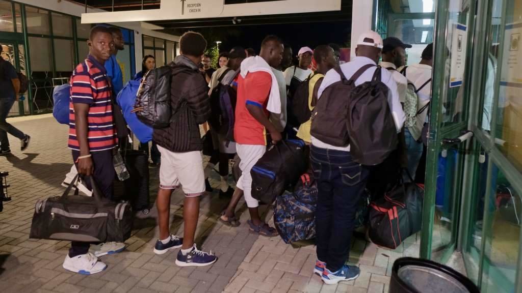 Chegada dun centenar de migrantes refuxiados da guerra de Mali ao albergue do Monte do Gozo, en Santiago de Compostela. (Foto: César Arxina / Europa Press)