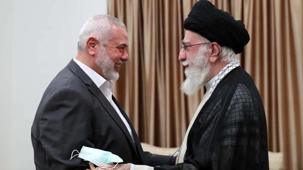 O líder de Hamás asasinado, Ismail Haniyeh, e o xefe de Estado iraniano, Ali Khamenei, a terza feira. (Foto: Oficina do Líder Supremo de Irán / DPA vía Europa Press)