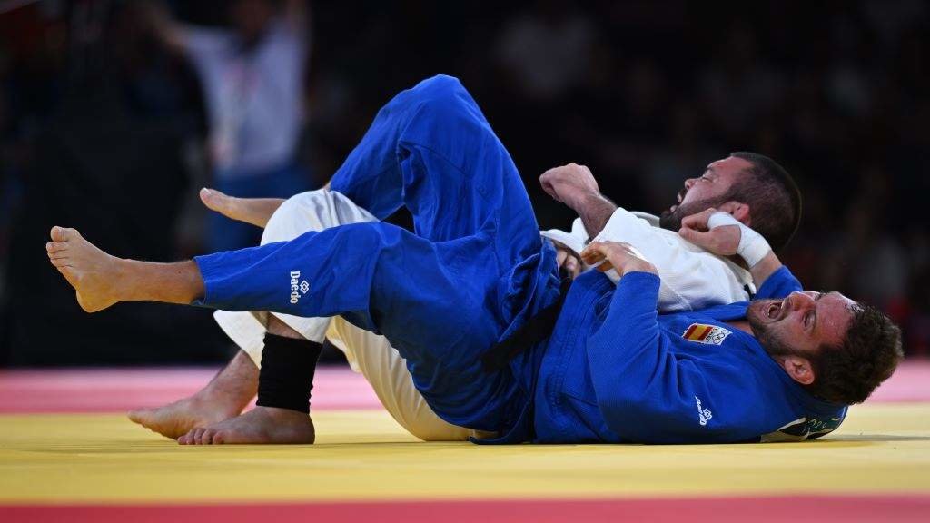 O judoka Niko Sherazadishvili meteuse na final polo bronce logo de derrotar na repesca o vixente campión olímpico, o xaponés Aaron Wolf. (Foto: Sina Schuldt / DPA vía Europa Press)