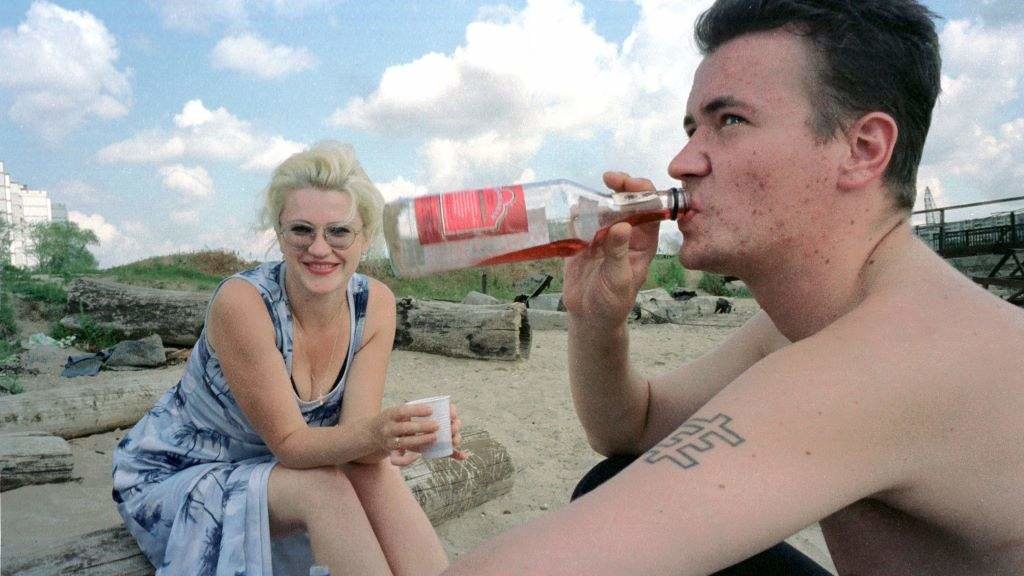 Dúas mozas, bebendo na praia. (Foto: Europa Press).
