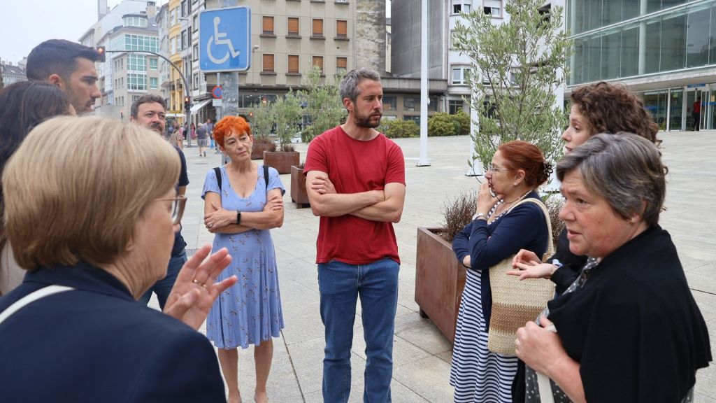 Rubén Arroxo, conversando onte con persoas afectadas. (Foto: Nós Diario).