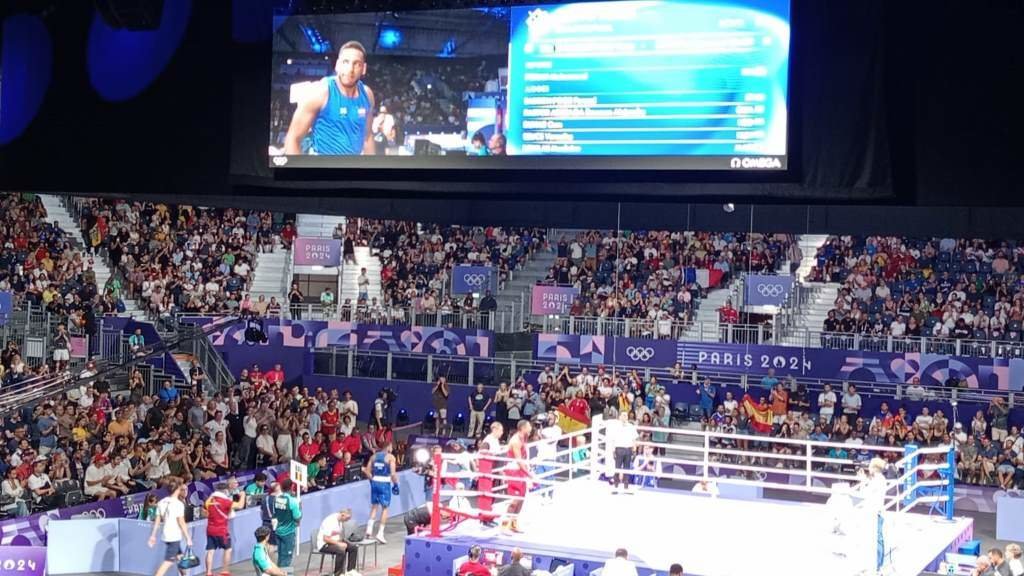 O boxeador Enmanuel Reyes Pla saltando esta quinta feira ao ring do París Norte Arena. (Foto: Yuri Carrazoni Mier)