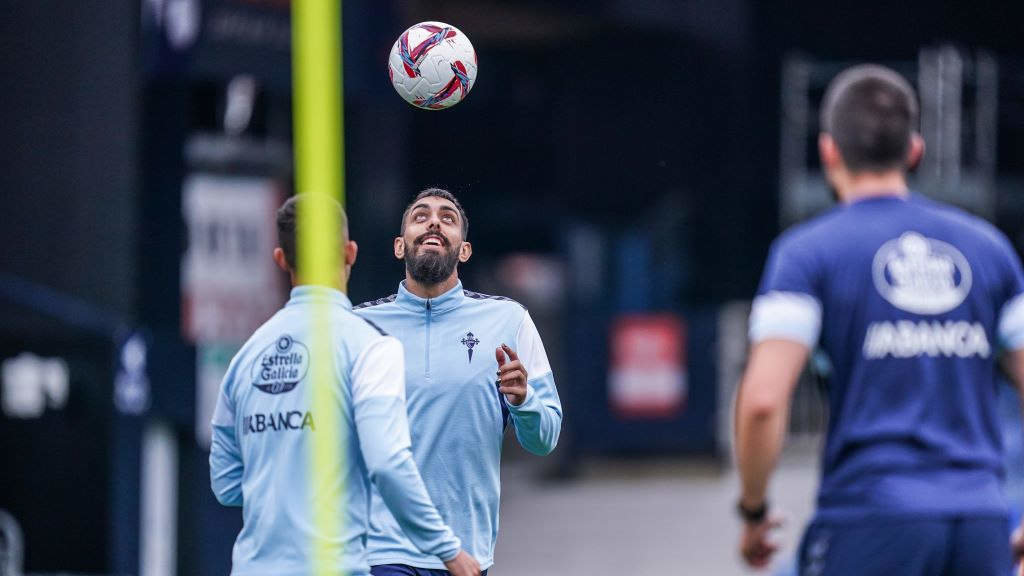 Borja Iglesias, adestrando esta sexta feira en Kenilworth Road (Inglaterra). (Foto: RC Celta).