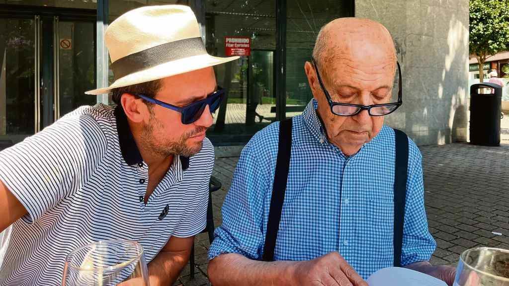 Aser Álvarez e Méndez Ferrín preparando o acto do 4 de agosto, en Vigo.