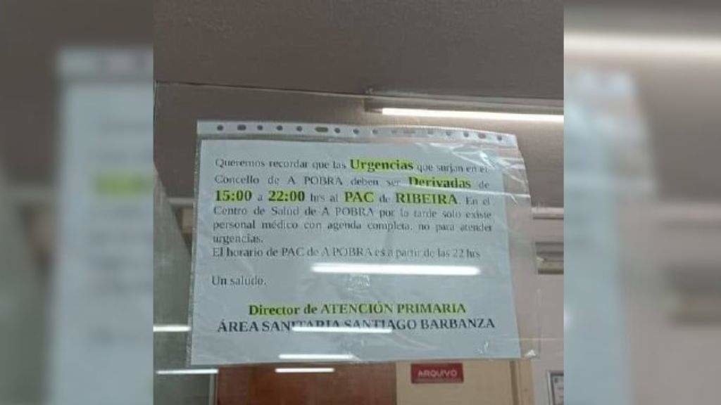Aviso do director de Atención Primaria da Área Sanitaria de Santiago-Barbanza no centro de saúde da Pobra do Caramiñal. (Foto: Nós Diario)