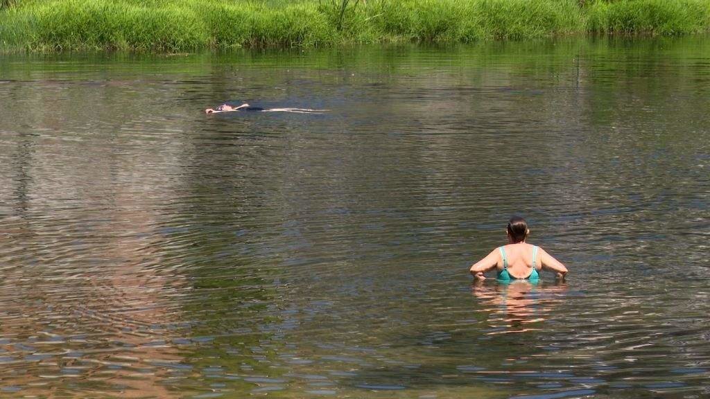 Dúas bañistas no río Leino, nunha imaxe de arquivo. (Foto: Europa Press)