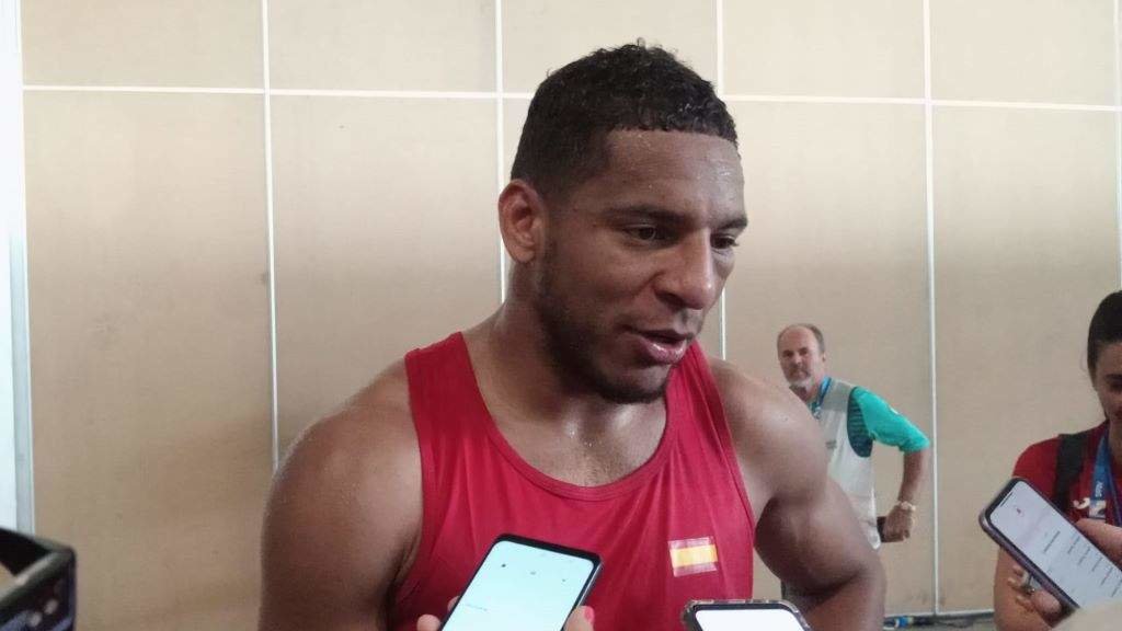 O boxeador Enmanuel Reyes Pla na zona mixta do París Norte Arena, este domingo. (Foto: Yuri Carrazoni Mier)