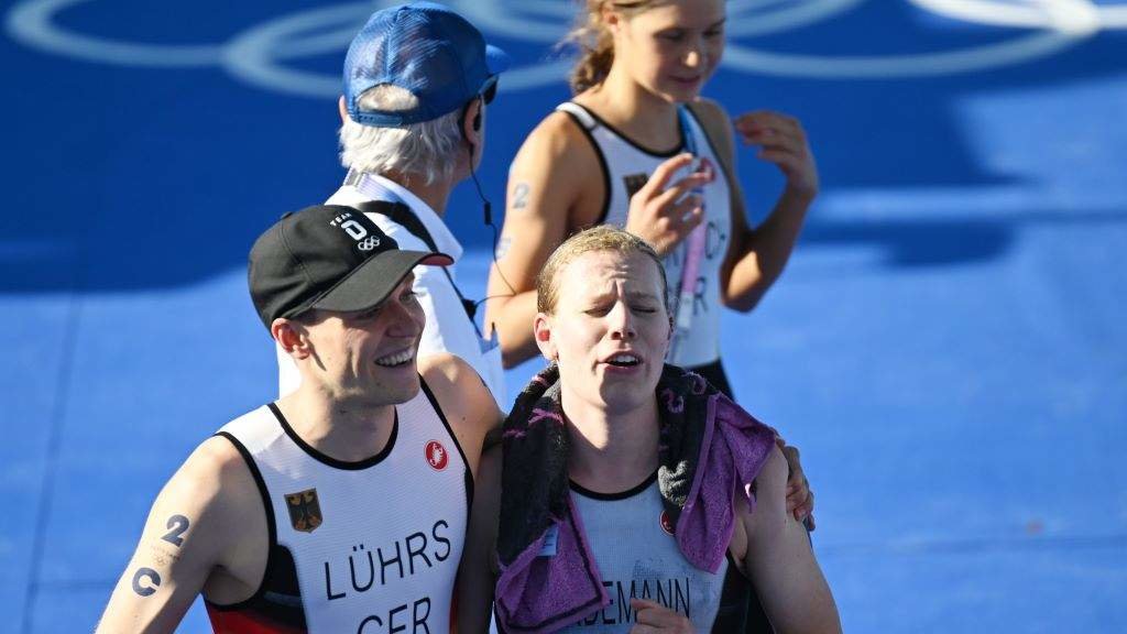 Lasse Lührs e Laura Lindemann, do equipo alemán de tríatlon mixto, unha vez rematada a proba na que gañaron o ouro. (Foto: Marijan Murat / DPA vía Europa Press)