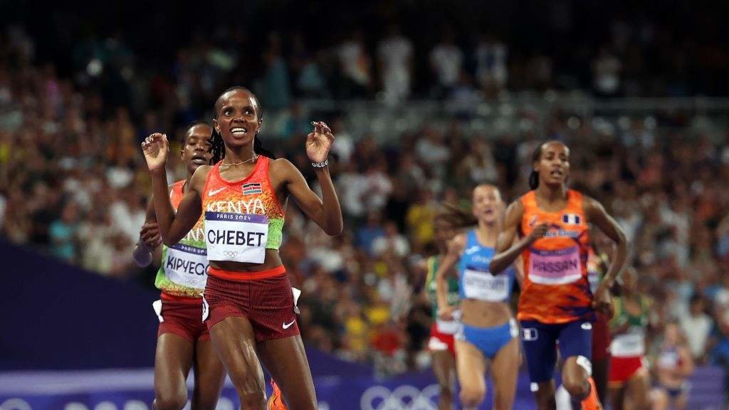 Beatrice Chebet cruzando a meta seguida de Faith Kipyegon, que foi descualificada. (Foto: World Athletics)