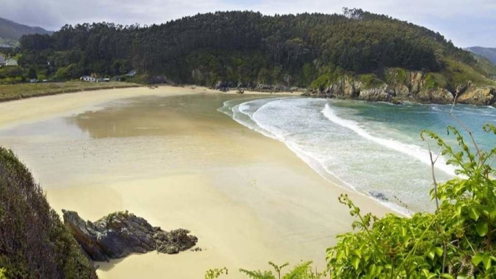 A Praia Xilloi, no Vicedo, está protexida dos fortes ventos polos altos cantís. (Foto: Turismo da Galiza)