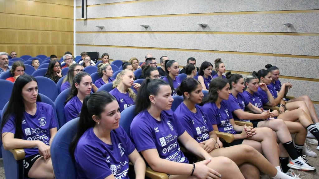 As xogadoras do Porriño, onte, durante a presentación do trofeo. (Foto: BM O Porriño).