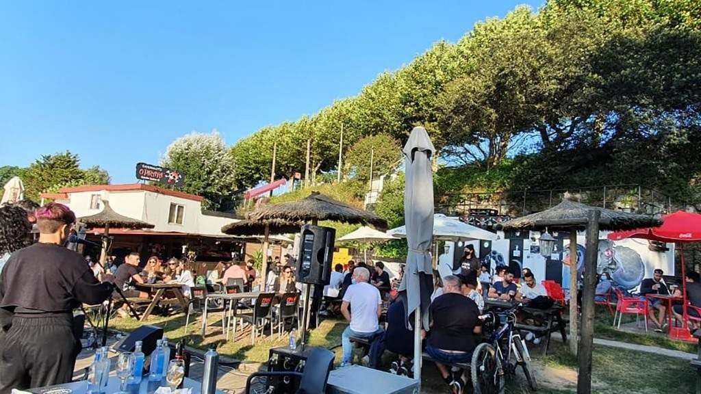 A terraza do local ne verán énchese de visitantes que veñen a gozar do sol e da praia. (Foto: Nós Diario)