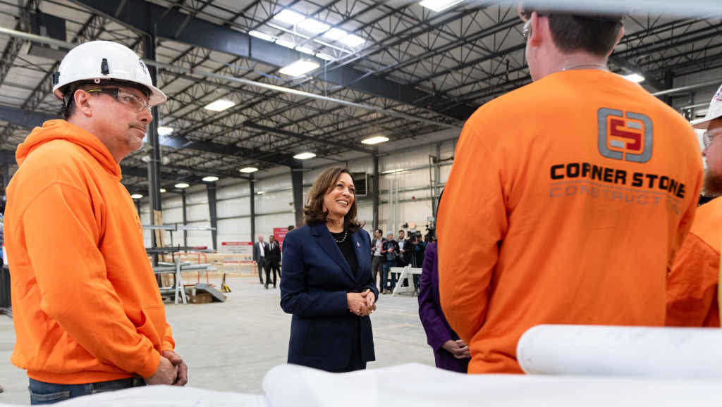 A vicepresidenta e candidata demócrata, Kamala Harris, nunha visita a segunda feira a unha fábrica. (Foto: Vicepresidencia dos Estados Unidos)