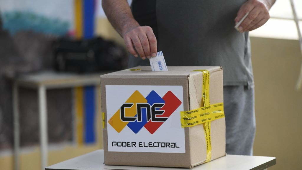 Unha persoa emite o seu voto nun colexio electoral de Caracas durante as elecciones presidenciais en Venezuela o pasado 28 de xullo. (Foto: Europa Press / Contacto / Marcos Salgado)