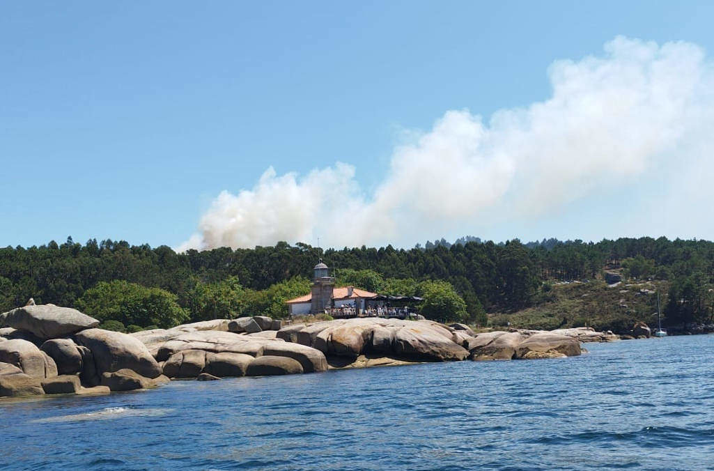 EuropaPress_6143568_incendio_illa_arousa_pontevedra