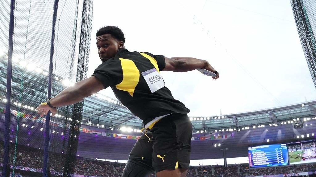 O xamaicano Rojé Stona lanzando o disco esta cuarta feira no Stade de France. (Foto: World Athletics)