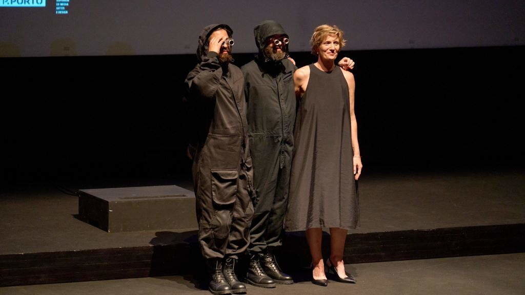 A actriz Beatriz Batarda cos músicos Filipe Melo e João Pereira no filme-concerto a partir de 'La Jetée', de Chris Marker (Vila do Conde, 2024). (Foto: João Brites).