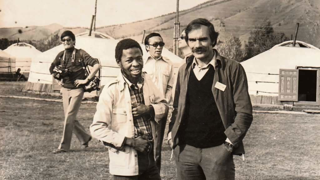 Diante, o escritor Willie Kgoutsile e Luandino Vieira, en Ulam Bator, Mongolia, en 1980, nun Congreso da Asociación de Escritores Afro-asiáticos. (Foto: Arquivo Luandino Vieira)