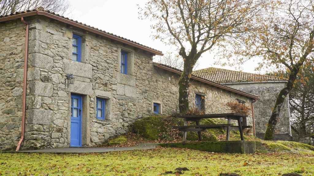 A Parada das Bestas é unha casa de labranza rehabilitada por María e Suso (á dereita) en Pidre (A Ulloa). (Foto: A Parada das Bestas)