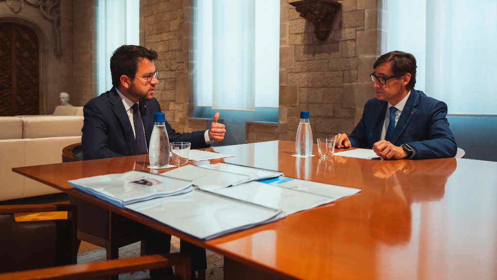 Pere Aragonès (ERC) e Salvador Illa (PSC-PSOE), durante unha xuntanza onte polo traspaso de poderes. (Foto: Govern de Catalunya)