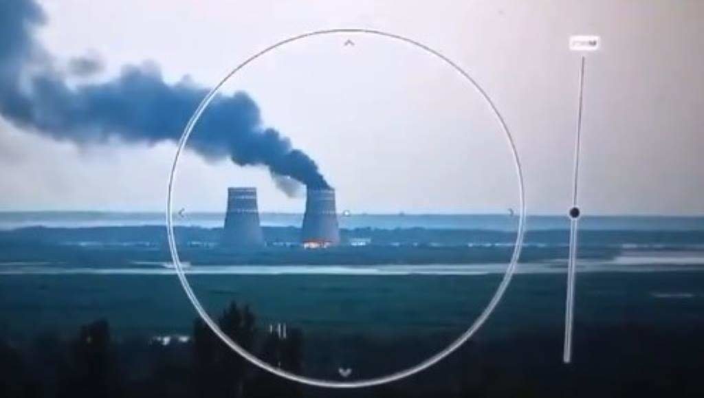 Captura de imaxe dun vídeo en que se percibe un dos reactores da central nuclear ardendo. (Imaxe: Nós Diario)