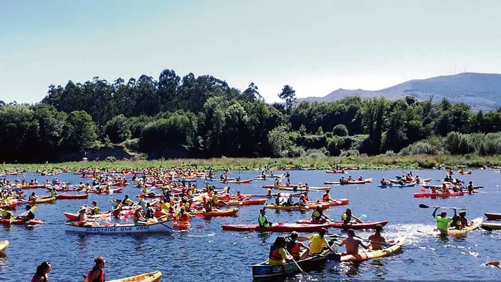 Máis de 800 participantes encheron as augas do Miño durante o Descenso Popular de 2023. (Foto: Turismo Rías Baixas)