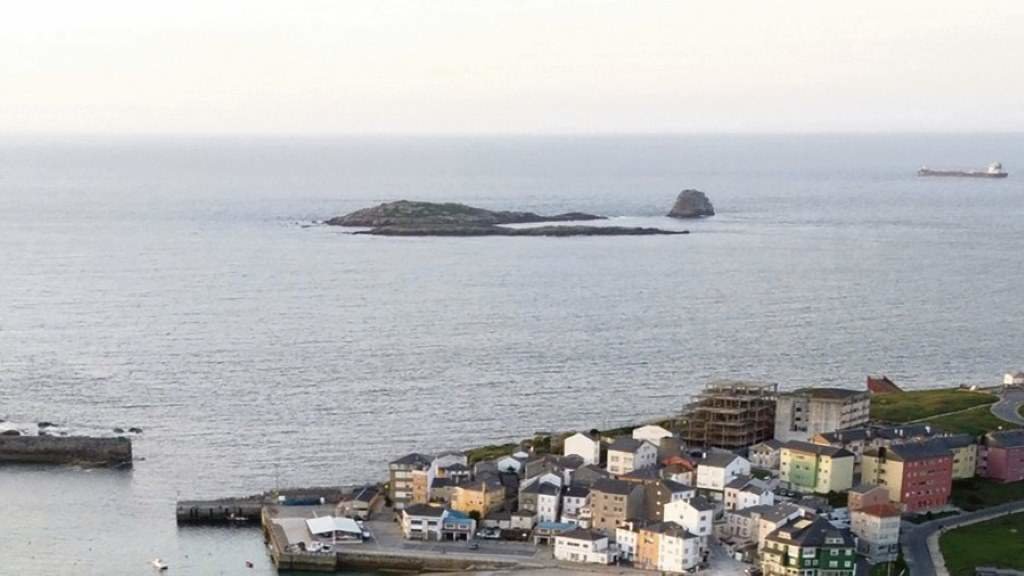 Os illotes Farallóns, presidindo o litoral da parroquia de San Cibrao. (Foto: Cervo Turismo)