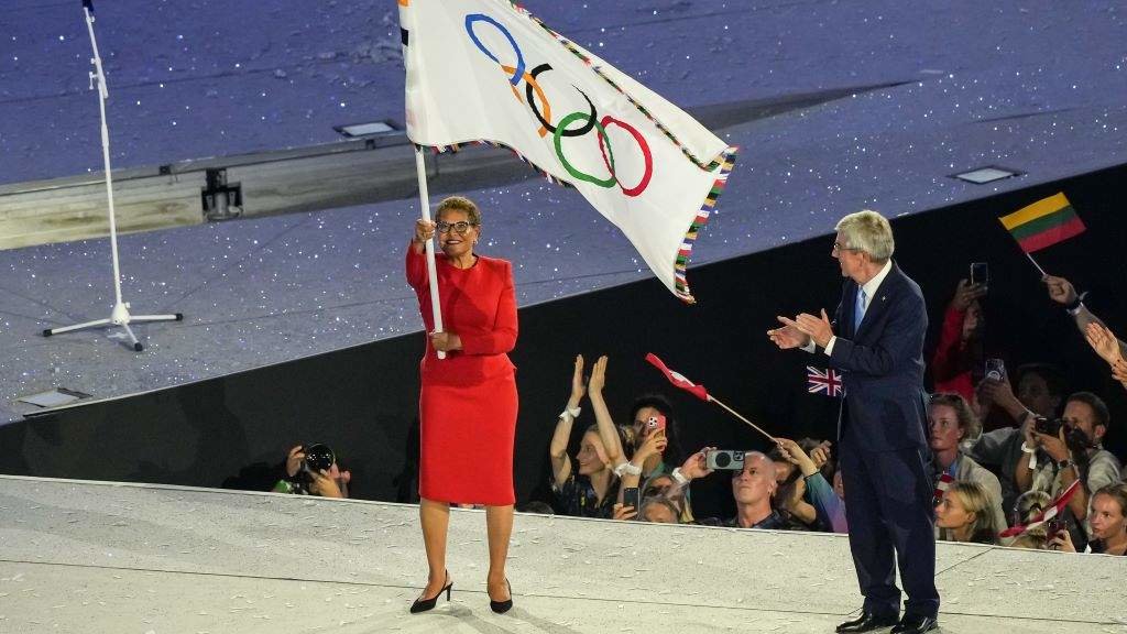 A alcaldesa dos Ánxeles 2028, Karen Bass, recollendo a bandeira olímpica de mans do presidente do COI, Thomas Bach, durante a cerimonia de clausura de París 2024. (Foto: AFP7 / Europa Press)