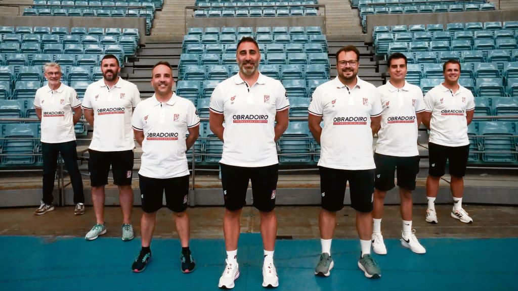 Rodríguez (no centro) encabeza o novo corpo técnico do Obra. (Foto: Monbus Obradoiro).