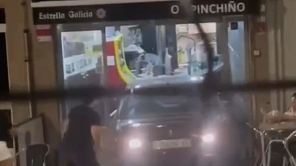 Momento no que coche arremete contra o bar. (Foto: Cedida)