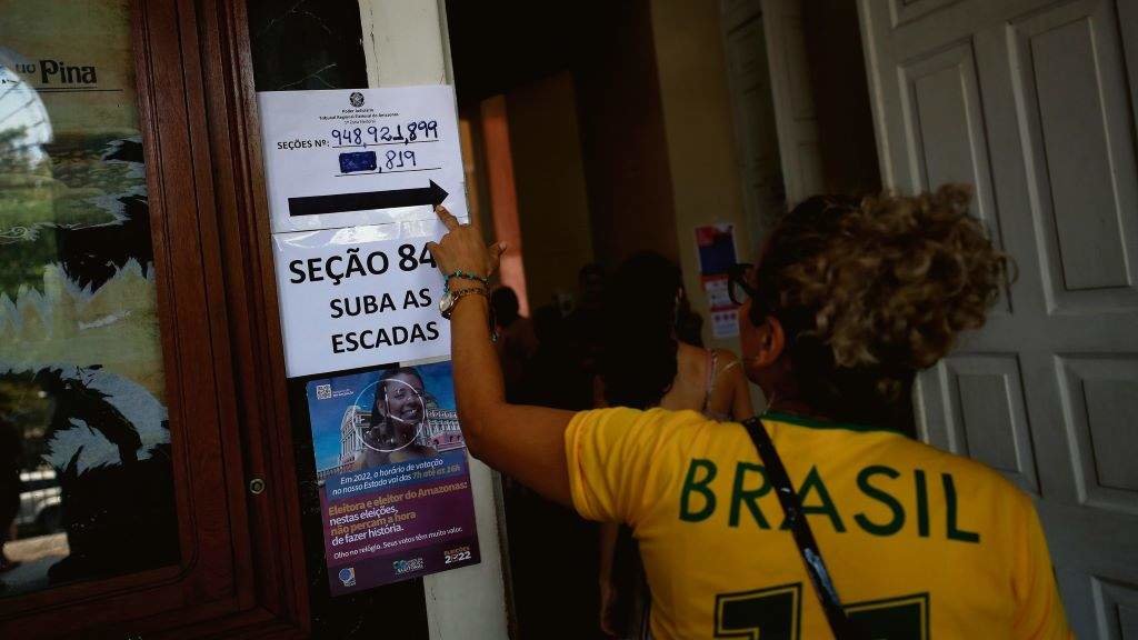 Uma mulher entrando em uma seção eleitoral nas eleições presidenciais de 2022. (Foto: Lucas Silva / DPA vía Europa Press)