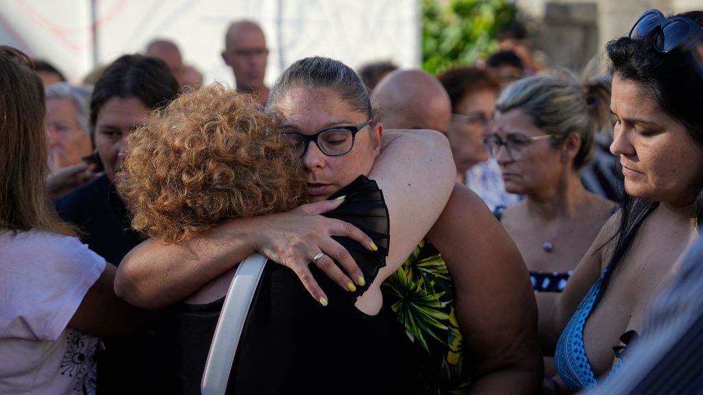 Familiares, veciños e amigos dun dos tripulantes falecidos do ‘Argos Xeorxia’, que era orixinario de Baiona, durante un minuto de silencio na praza do Concello da localidade. (Foto: PAVI vía Europa Press)