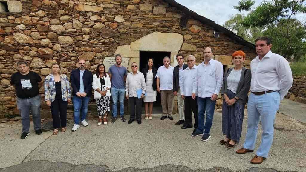 Ángel García Seoane, sexto pola dereito, xunto a outras personalidades na homenaxe a Fidel Castro. (Foto: Concello de Oleiros)