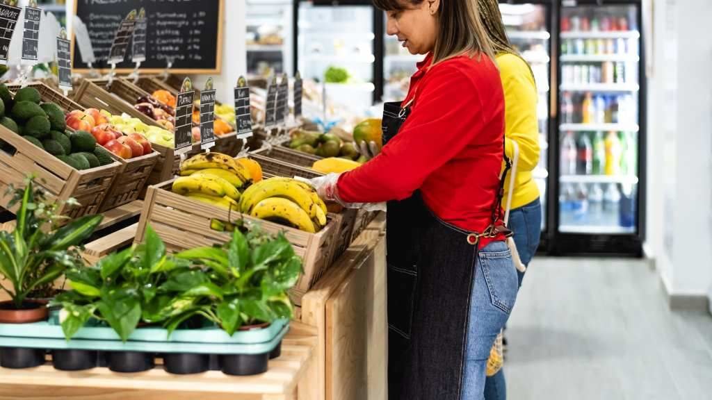 Unha muller durante a súa xornada de traballo nun comercio polo miúdo de produtos alimentarios. (Foto: Alessandro Biascioli)