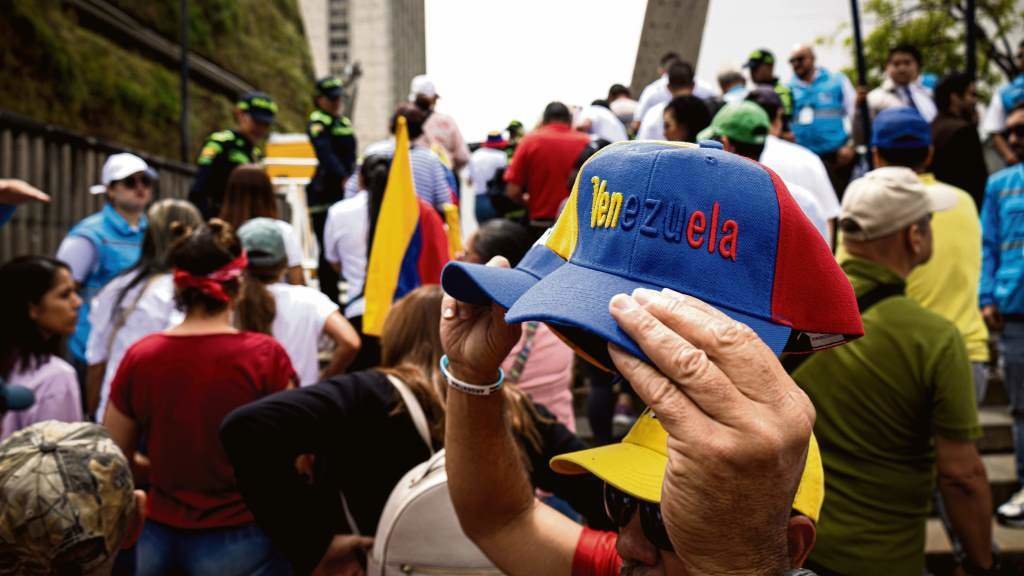 O pulso entre os que apoian Maduro e os da oposición maniféstase con marchas nas que uns e outros tratan de mostrar a súa forza. (Foto: Juan Jose Patino Eraso / LongVisua / DPA vía Europa Press)