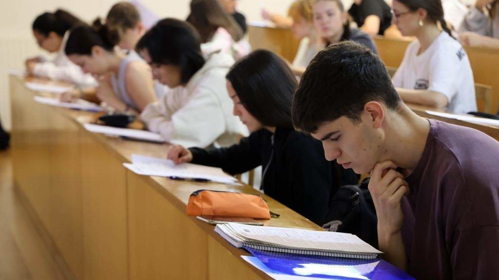 Estudantes realizando un exame da ABAU deste ano na Facultade de Ciencias da Comunicación da USC, en Compostela. (Foto: Arxina)