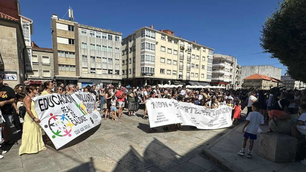 A comunidade educativa de Rianxo manifestouse onte para reclamar un ensino de calidade. (Foto: Nós Diario).