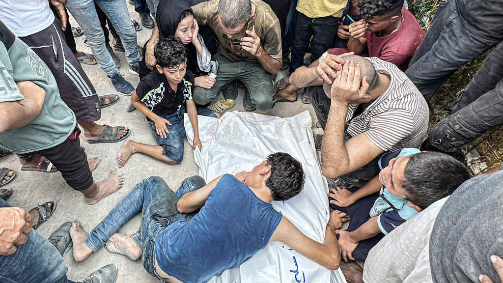 Persoa asasinada en Gaza. (Foto: Abdullah Abu Al-Khair / APA Images / DPA vía Europa Press)