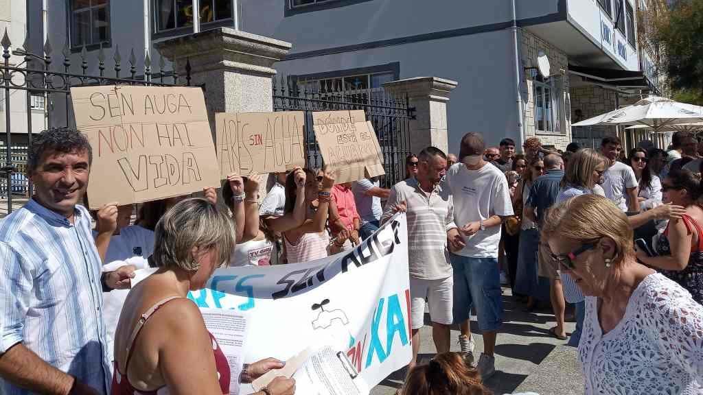 Protesta da veciñanza de Ares (comarca de Ferrol), esta quinta feira. [Foto: Xosé María Rodríguez Cobelo]