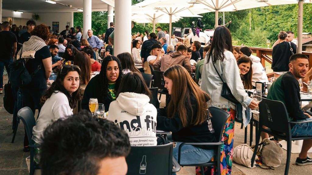 Persoas usuarias da área recreativa de Ribadiso. (Foto: Concello de Arzúa)