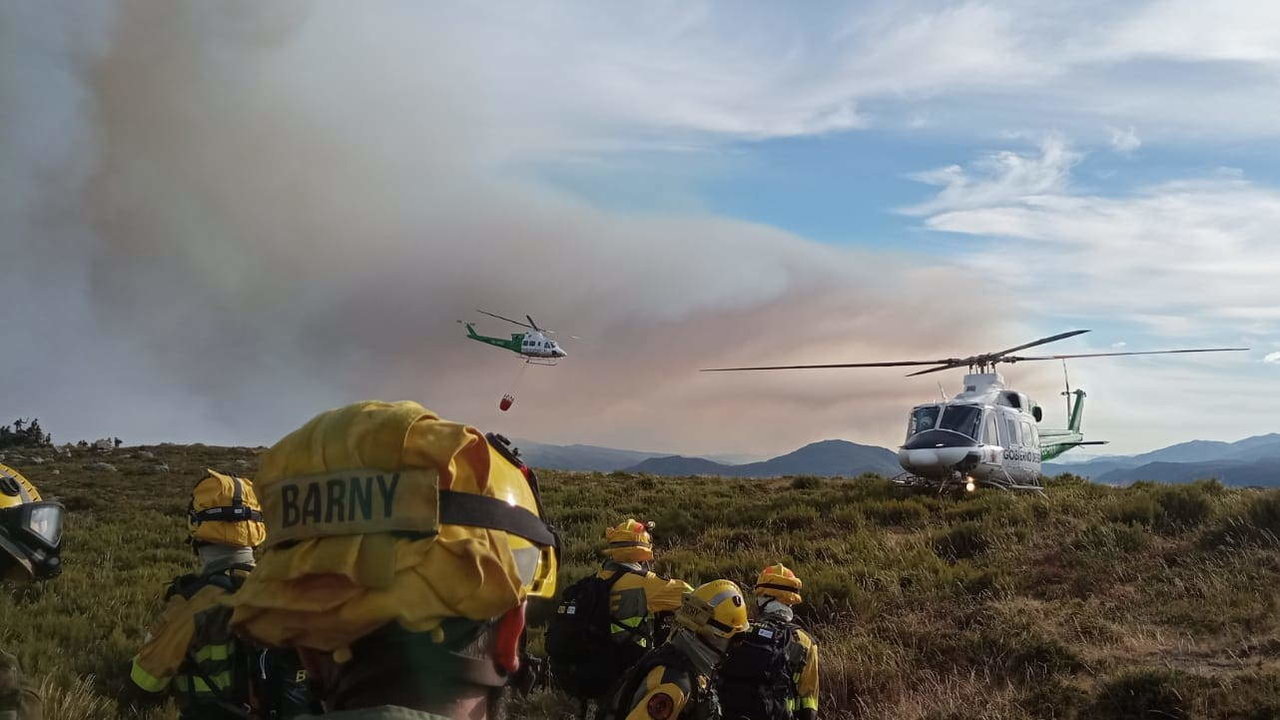 Brigadas contra incendios desprazadas a Entrimo (Baixa Limia) para combater o fogo. (Foto: @BrifLaza)