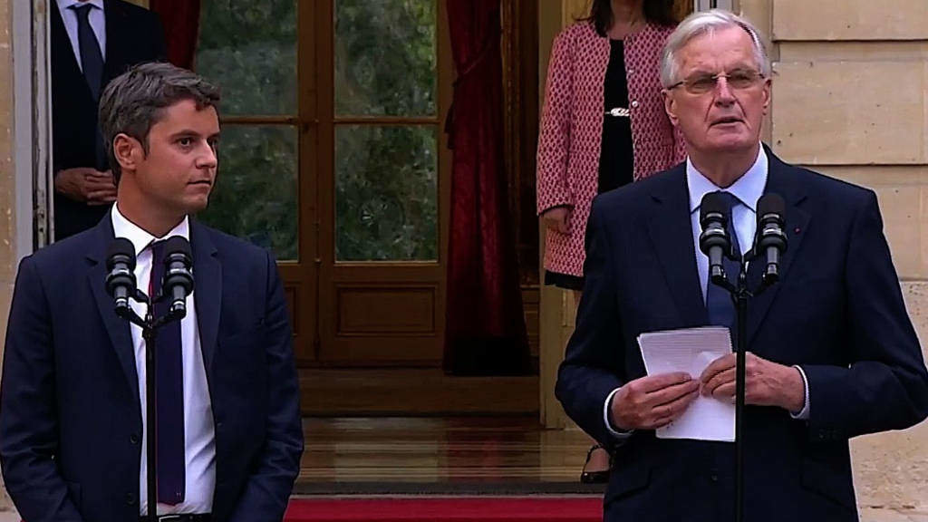 Toma de posesión a quinta feira do novo primeiro ministro, Michel Barnier (dereita), canda o seu predecesor, Gabriel Attal (esquerda). (Foto: Goberno de Francia)