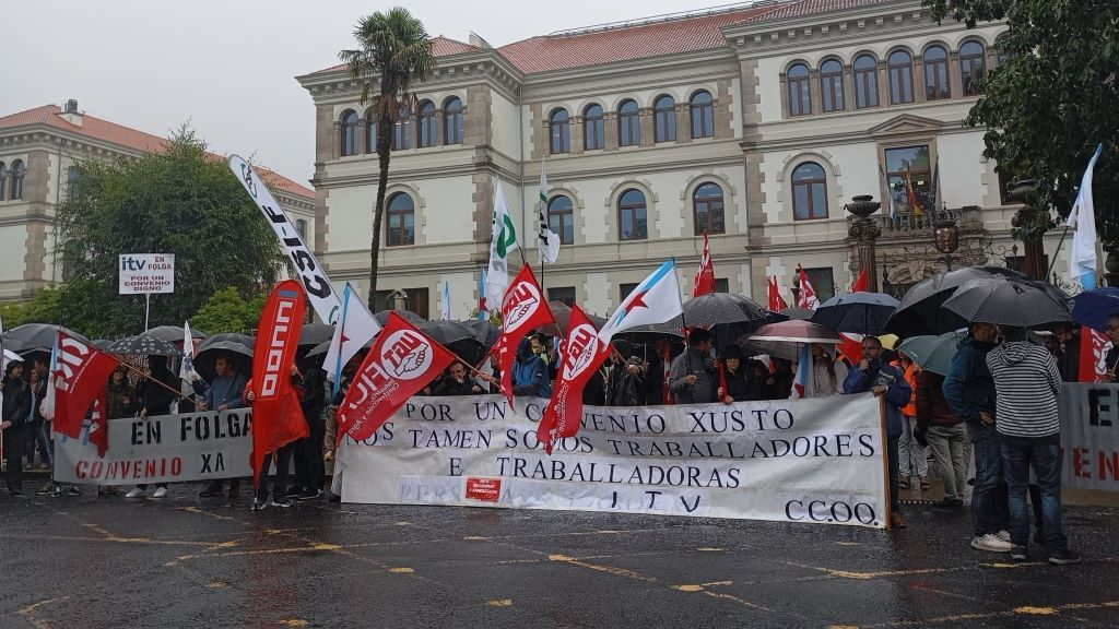 Persoal das ITV da Galiza concentráronse esta sexta feira, 6 de setembro, diante da sede da Xunta da Galiza. (Foto: Europa Press)