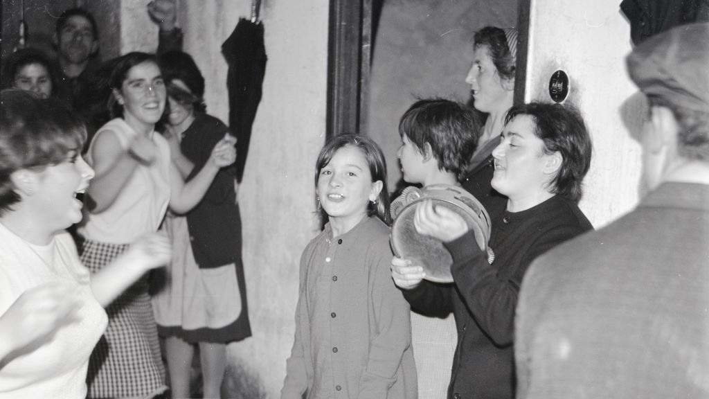 Foliada despois da tasca do liño en San Xulián de Poulo, Ordes, (comarca homónima) a mediados dos anos 60. (Foto: Fondo Fotográfico Rey-Henningsen / Arquivo Gráfico do Museo do Pobo Galego).