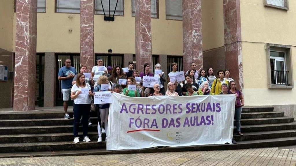 Concentración convocada pola Marcha Mundial das Mulleres a segunda feira en Ourense contra a presenza de agresores sexuais nas aulas. (Foto: Nós Diario)