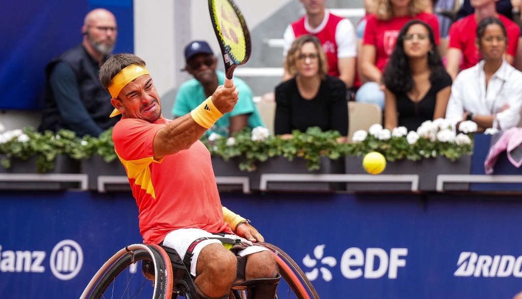 El dobles español compuesto por Martín de la Puente y Daniel Caverzaschi en su partido por el bronce frente a los franceses Frederic Cataneo y Stephane Houdet. Stade Roland-Garros. Juegos Paralímpicos París 2024. © Miakel Helsing / CPE.